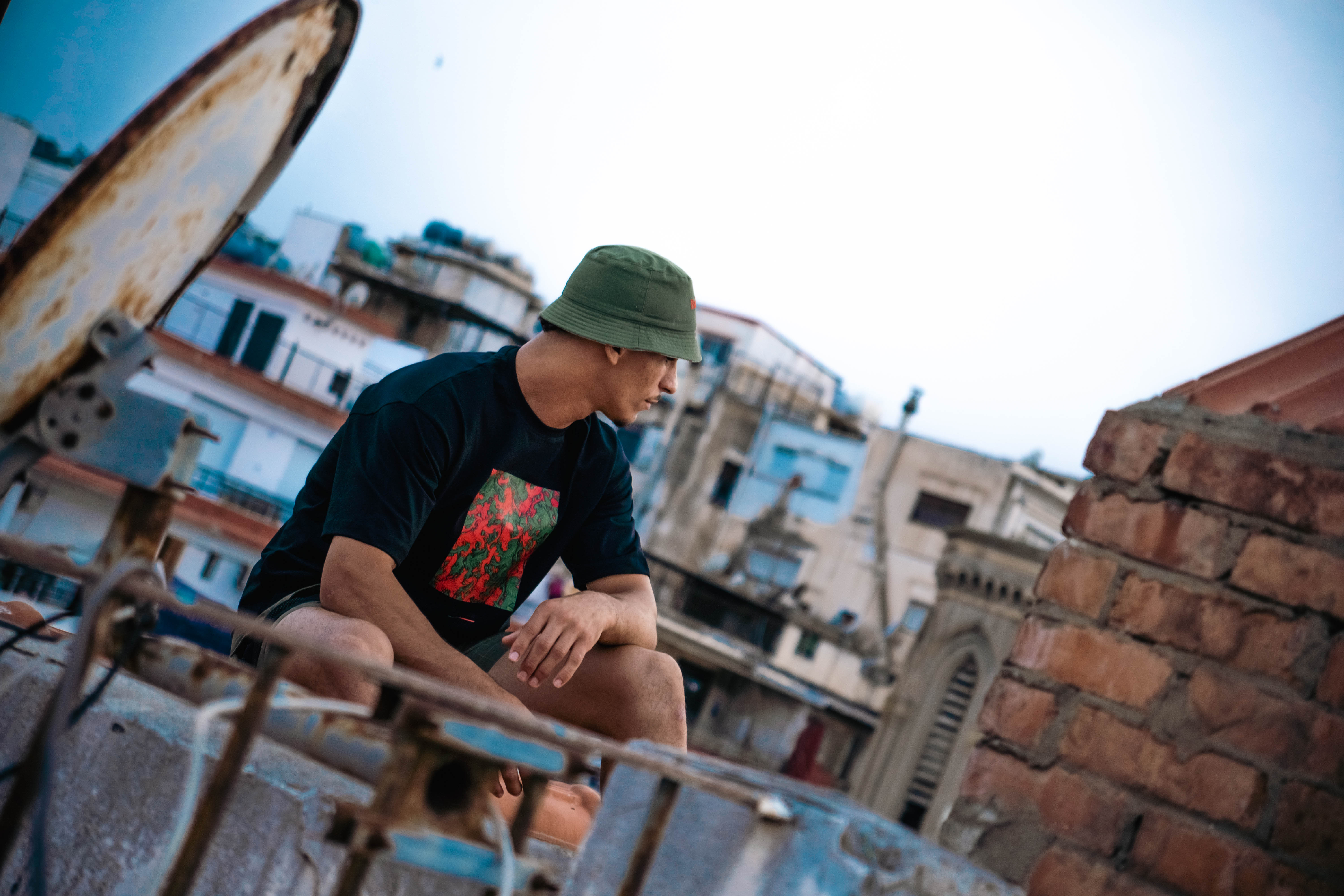 Modèle portant un t-shirt Bab Dzira dans un paysage urbain algérien